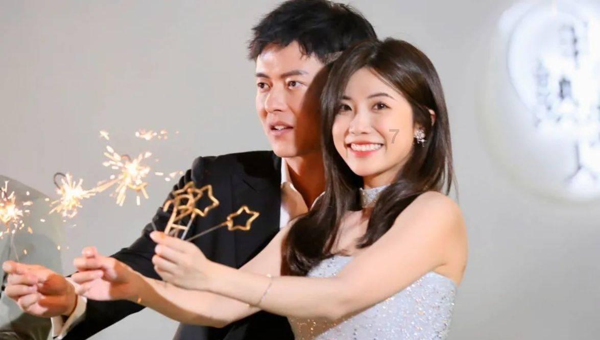 一个男孩你给他买东西或给他做吃的他不会让任何人碰或吃这是占有欲吗这样是爱吗